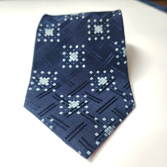 Vintage Giorgio Armani Cravatte Blue 100% Silk Tie Made In Italy EUC - Picture 1 of 9